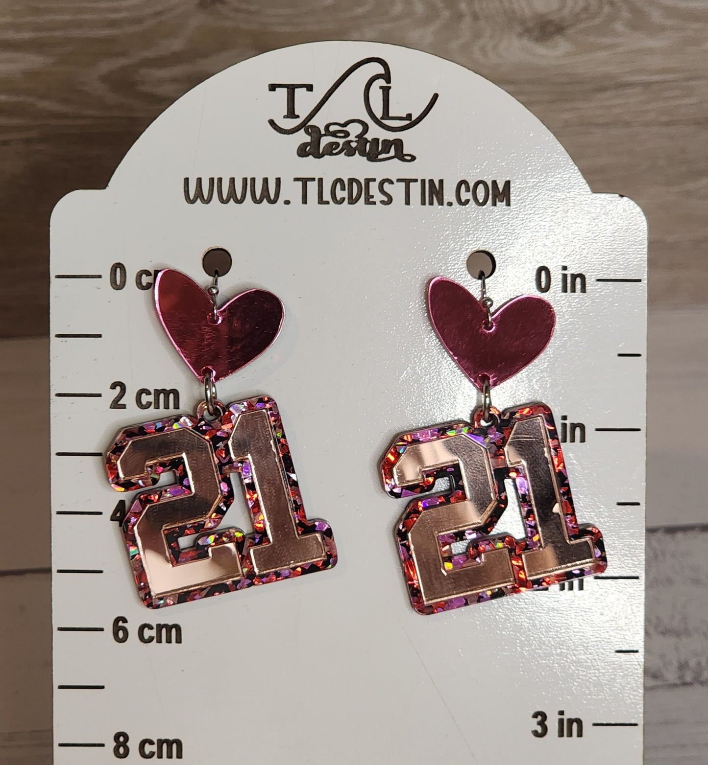 Mirrored acrylic laser cut heart in a deep pink paired with a light mirrored acrylic 21 inlayed into a stunning glitter acrylic. These are absolutly perfect for that 21 birthday party. You only turn 21 once. Approximately 3 inches in length but lightweight.